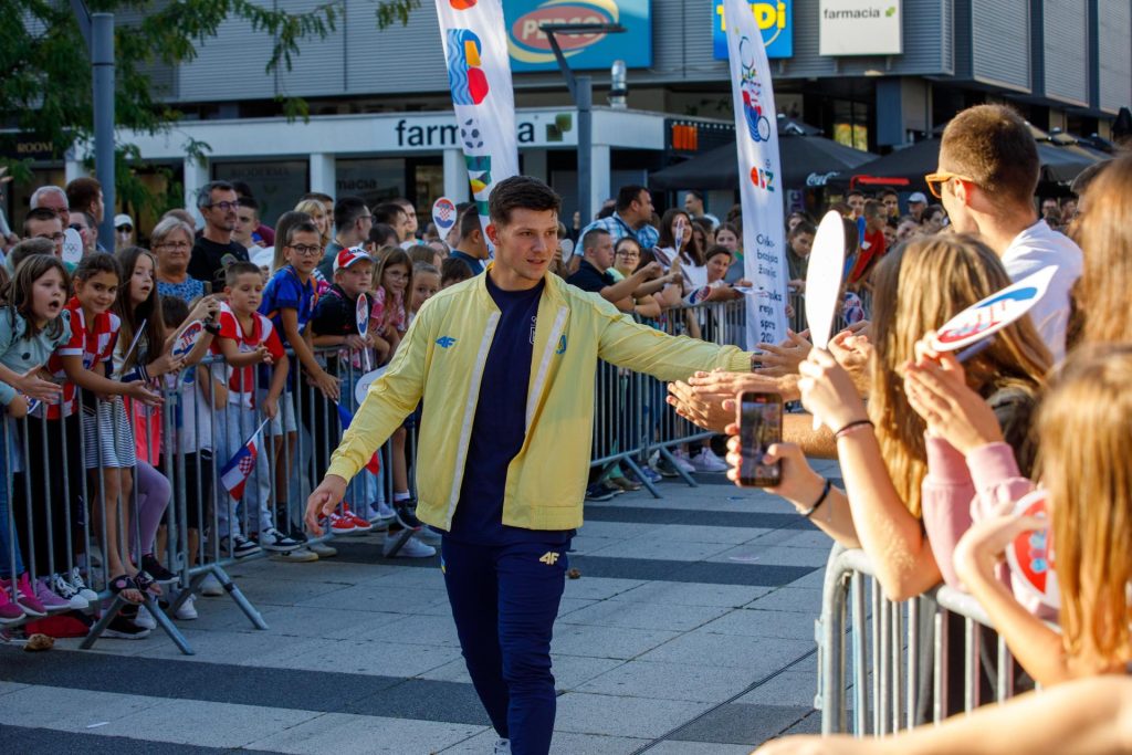 Kovtunov doček zajedno s hrvatskim sportašima na osječkom Trgu slobode nakon OI u Parizu