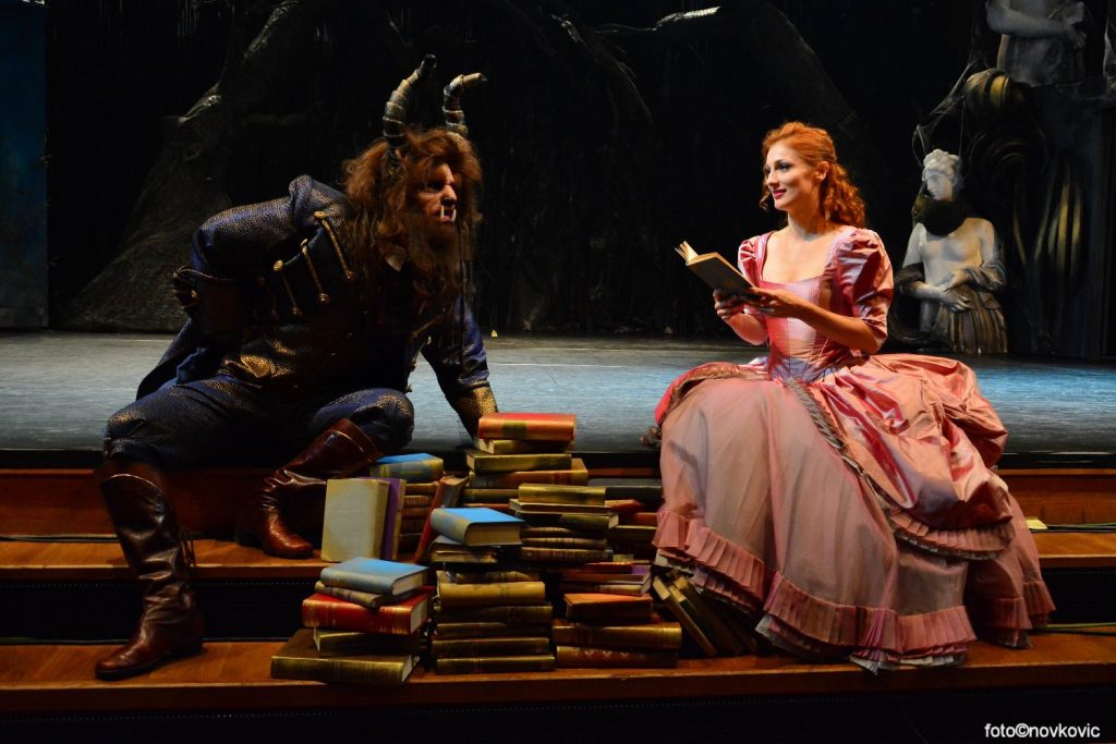 Slika scene iz predstave "Ljepotica i zvijer"