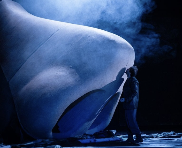 Iza velikog nosa: kazalište velikog formata