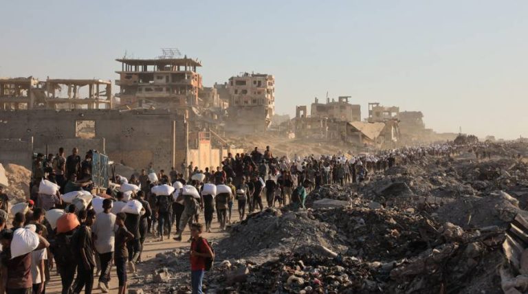 Kolona gladnih ljudi u Gazi (30.07.2025.) (izvor: UNRWA)
