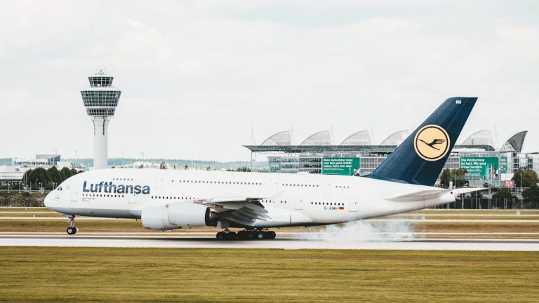 Spuštanje Lufthansa zrakoplova na pistu/Izvor: Pexels.com