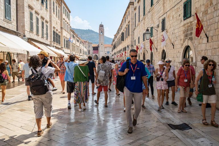 turisti šetaju gradom